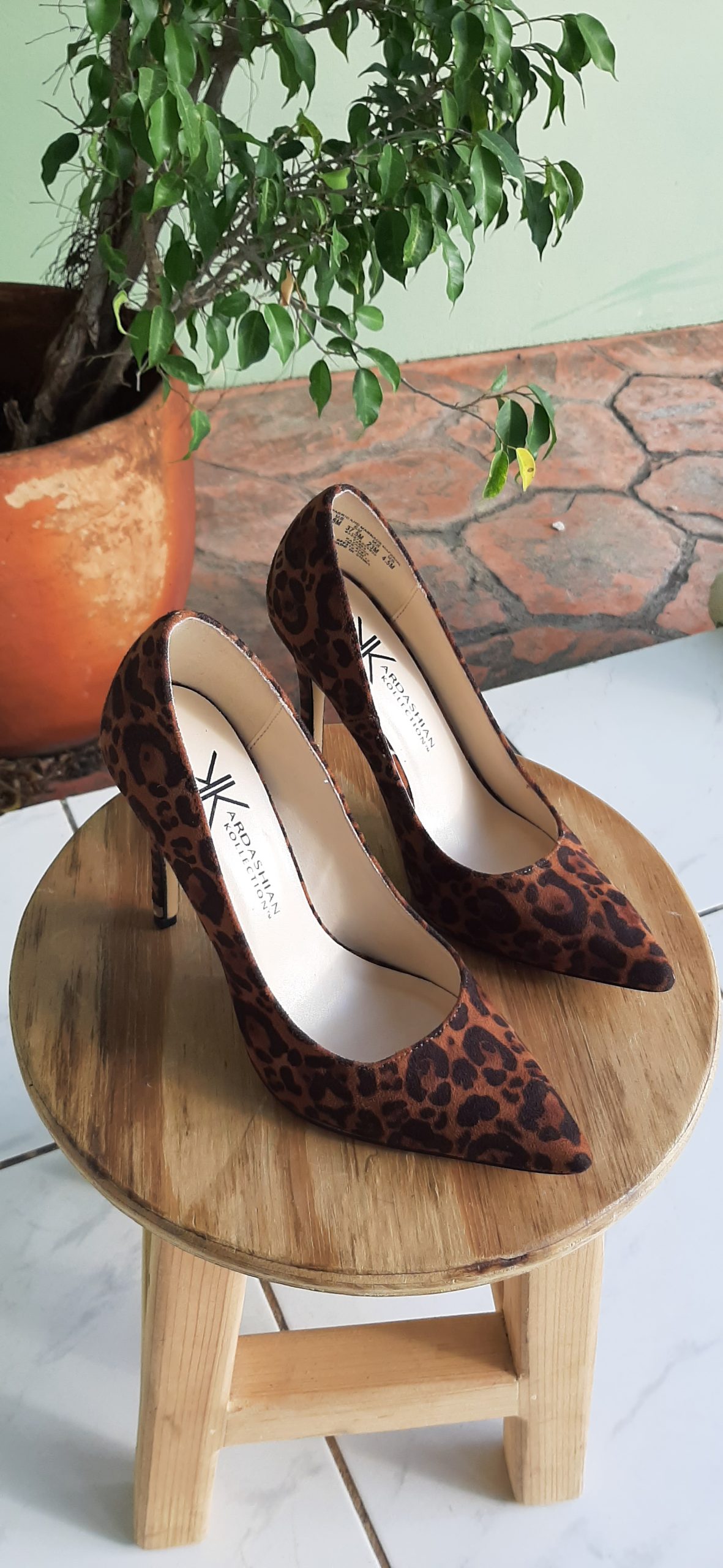 Woman’s tigerprint pump