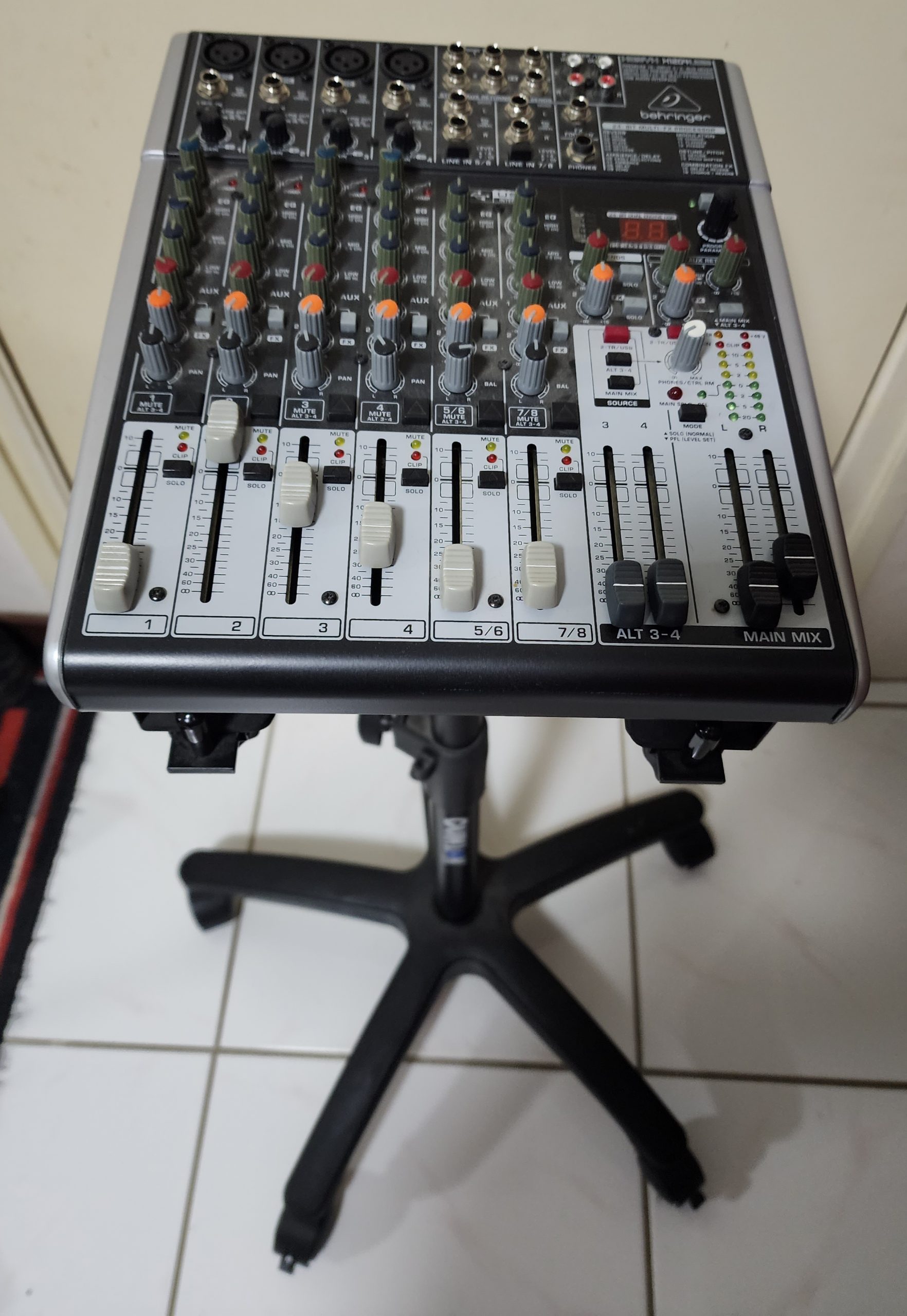 BEHRINGER XENYX X1204USB MIXER + QUIK LOK QL-400 STAND