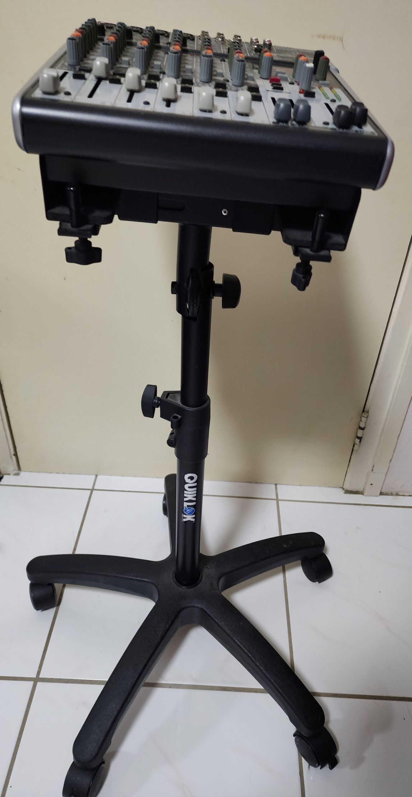 BEHRINGER XENYX X1204USB MIXER + QUIK LOK QL-400 STAND