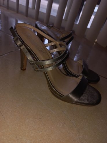 2 Woman heels size 9