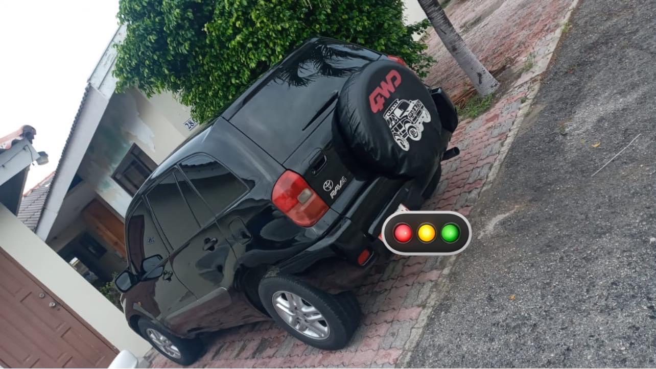 Ta bende un Toyota Rav4. aña 2003 den excellent condition