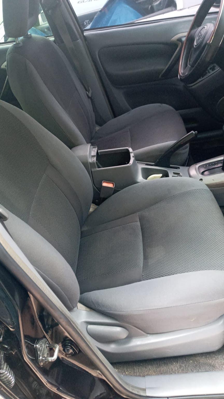 Ta bende un Toyota Rav4. aña 2003 den excellent condition