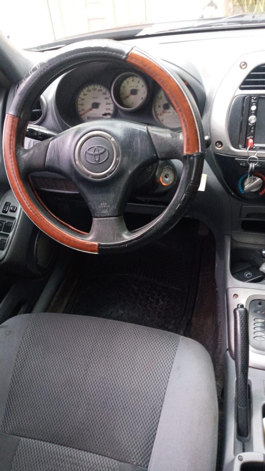 Ta bende un Toyota Rav4. aña 2003 den excellent condition