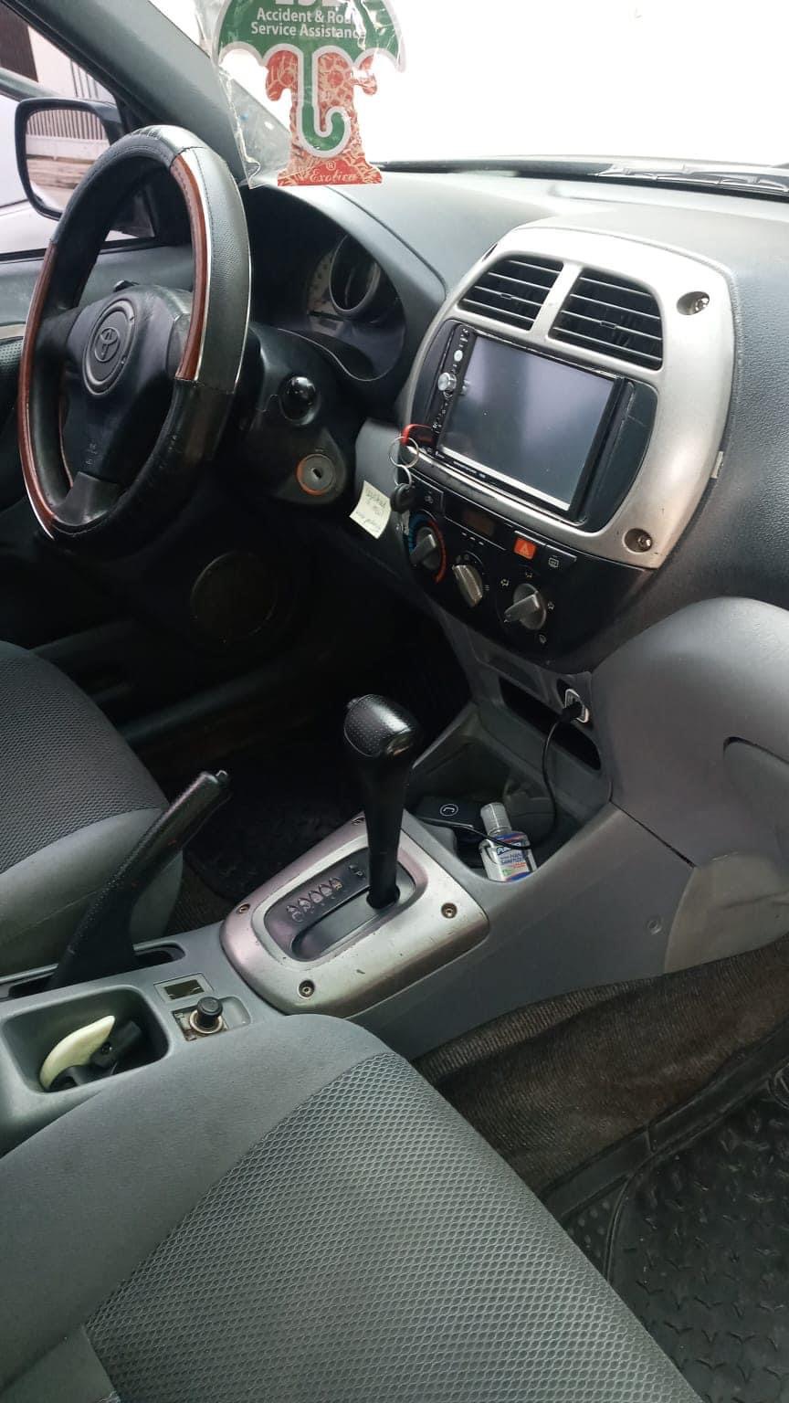 Ta bende un Toyota Rav4. aña 2003 den excellent condition