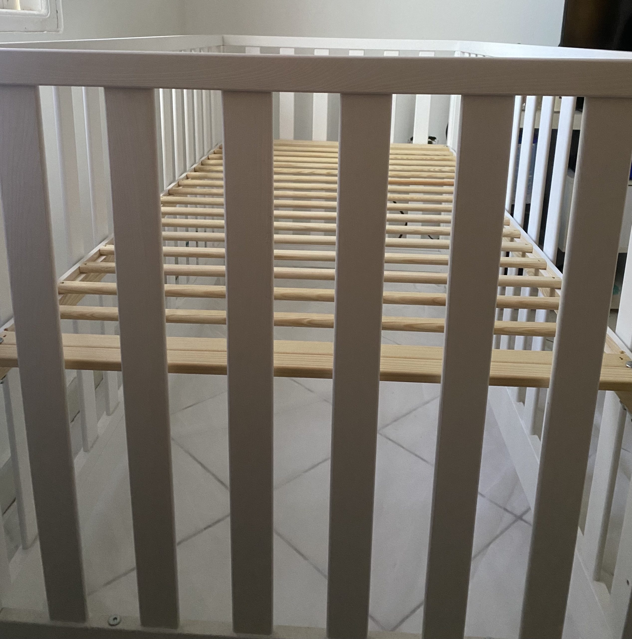 Baby crib adjustable.