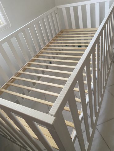 Baby crib adjustable.