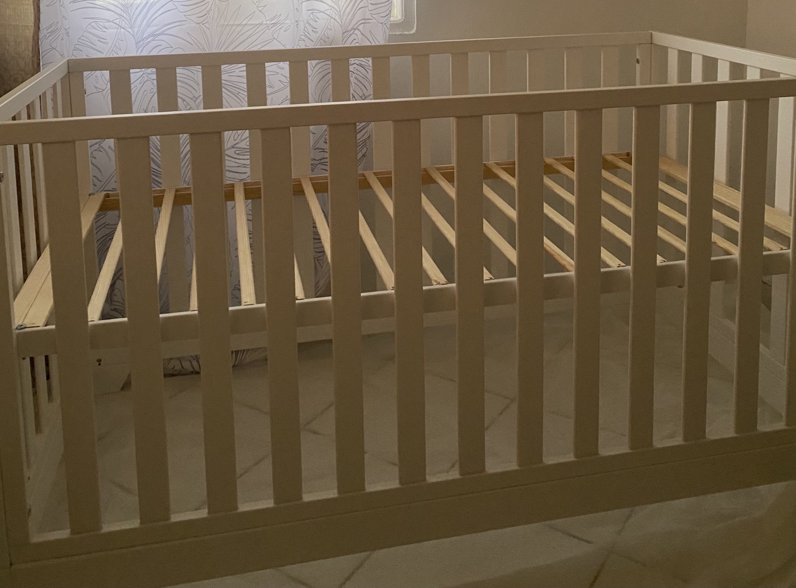 Baby crib adjustable.
