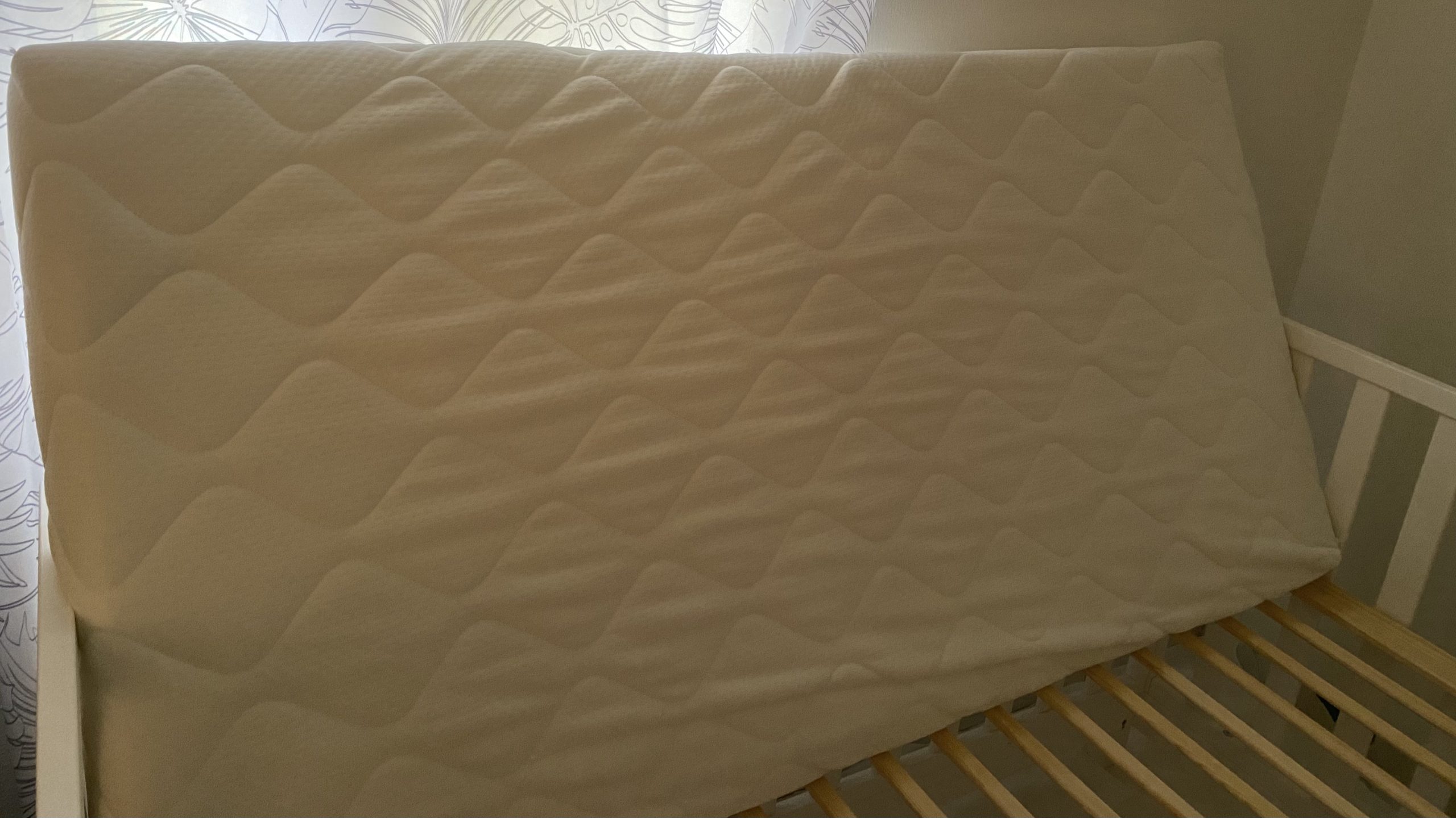 Baby crib adjustable.