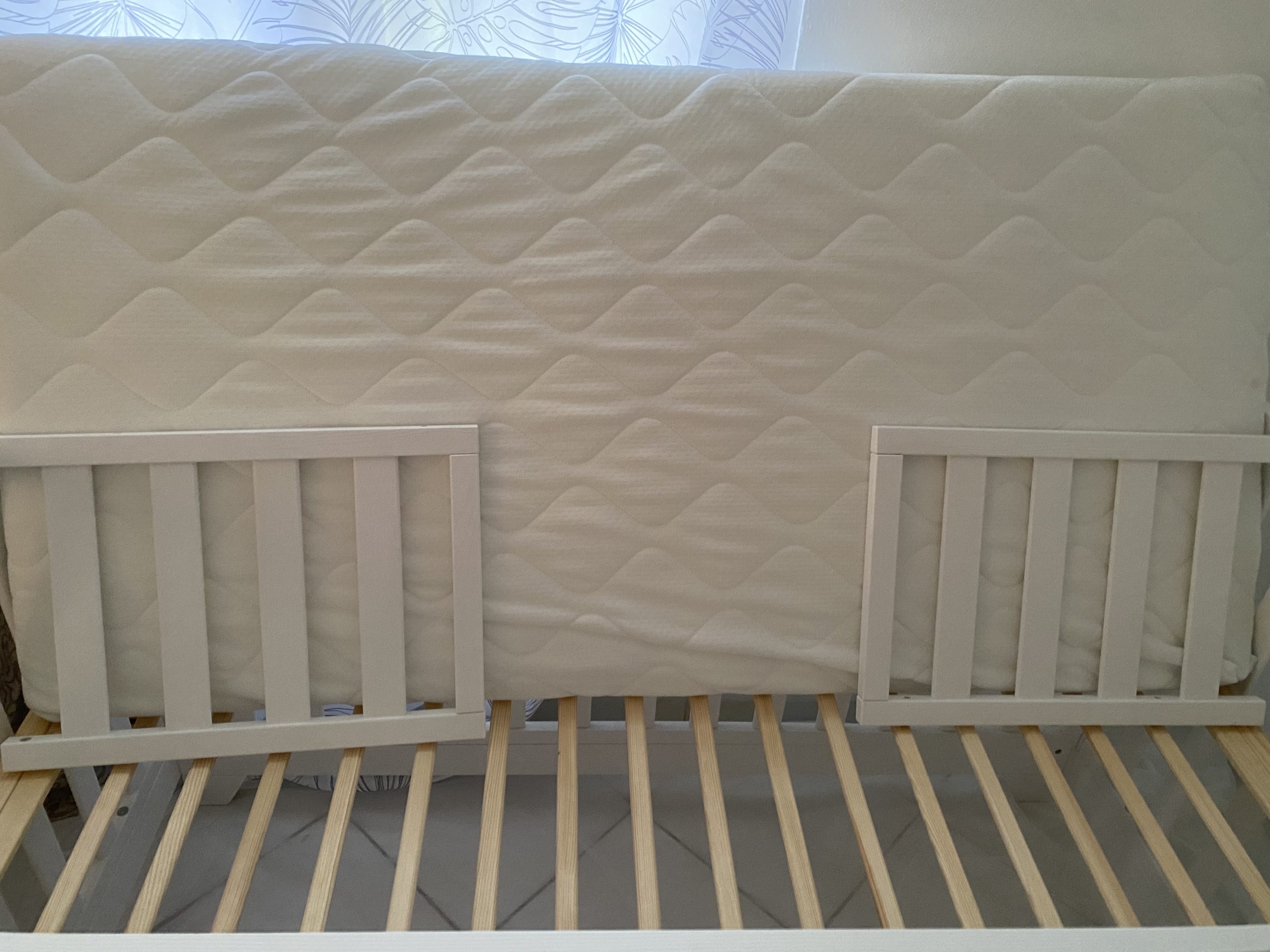 Baby crib adjustable.