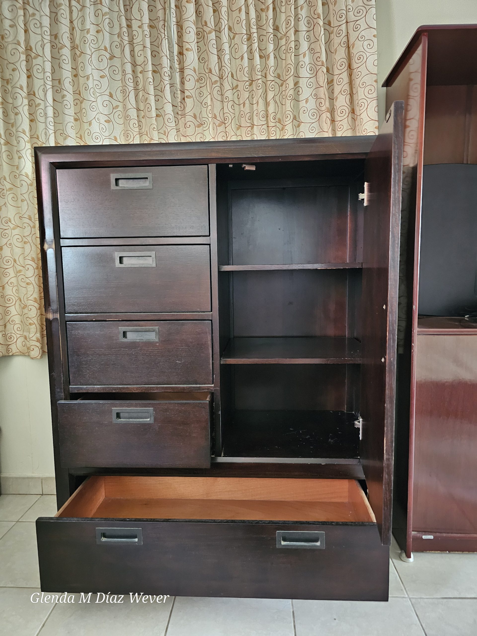 Wooden chest of drawers